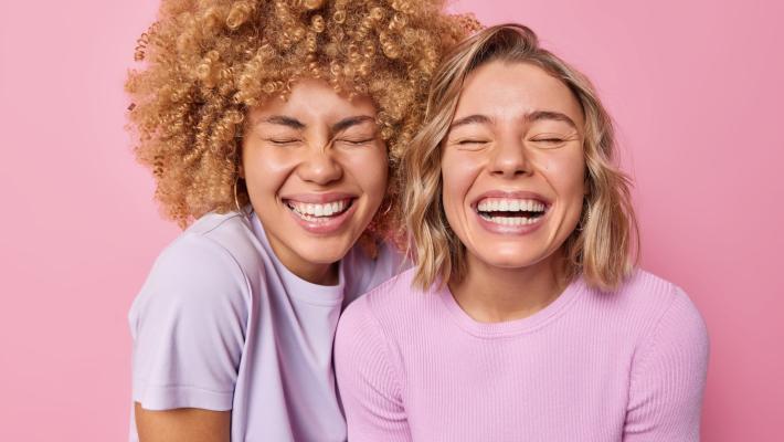 Cibi e bevande colorate, placca, tartaro e farmaci  possono alterarne il colore: come e quando sbiancarli