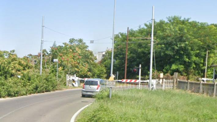 Caduto un albero nel passaggio a livello di via Volturno: arrivano in vigili del fuoco
