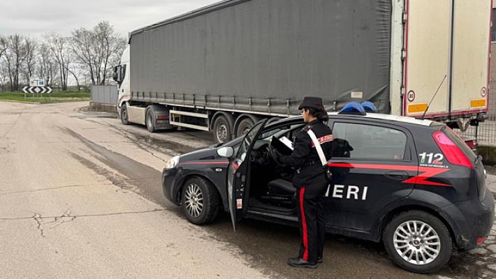 Entra nella cabina di un camion in sosta e ruba il borsello dell’autista, poi tenta di prelevare denaro con il bancomat da un Atm della zona. Denunciato 37enne