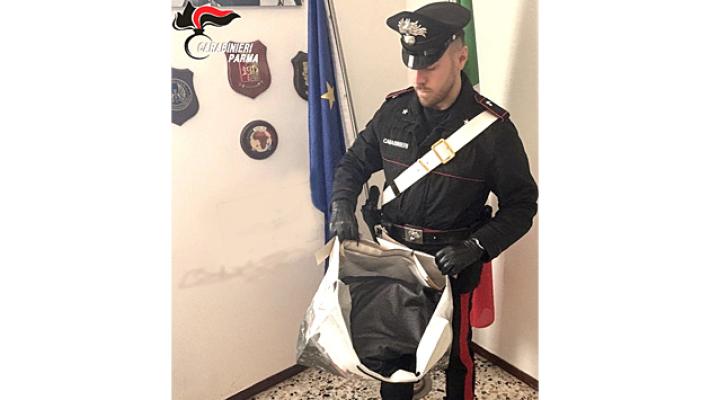 All’interno del centro commerciale con una borsa “schermata” tenta il furto di profumi e capi di abbigliamento griffati. Arrestato 41enne.