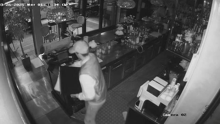 Spacca la porta del bar Chiosco, e poi scappa con il registratore di cassa - Video