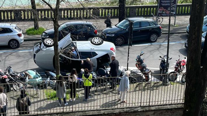 Dopo il filotto di motorini l'auto si ribalta davanti all'Ulivi. Nessun ferito
