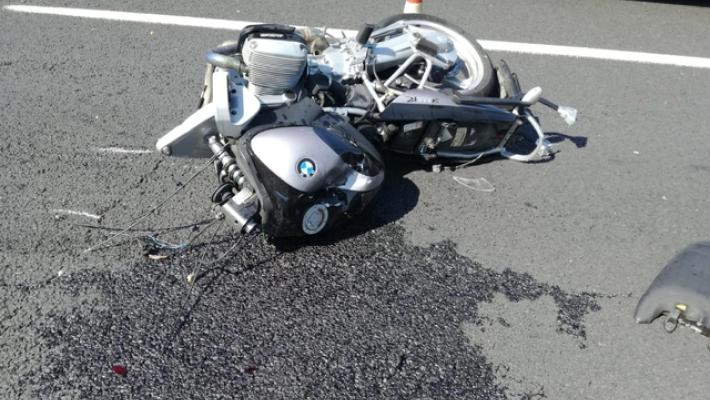 Auto falcia cinque moto sulla Gardesana, un ferito grave