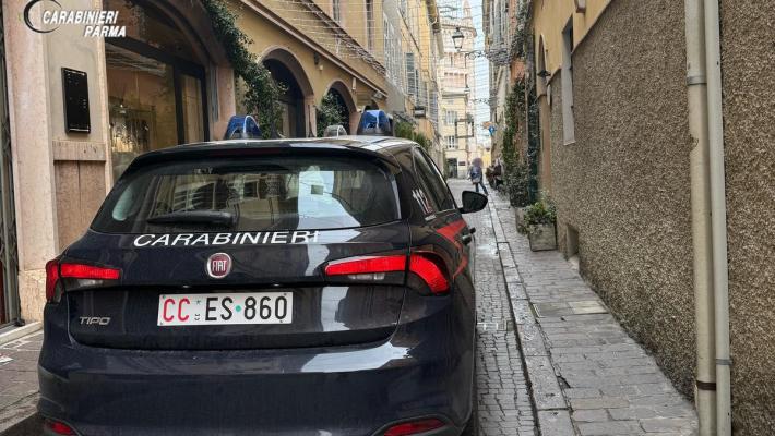Sfonda la vetrina di un ristorante del centro e ruba 500 euro dalla cassa ma viene incastrato dalle telecamere: denunciato 30enne straniero