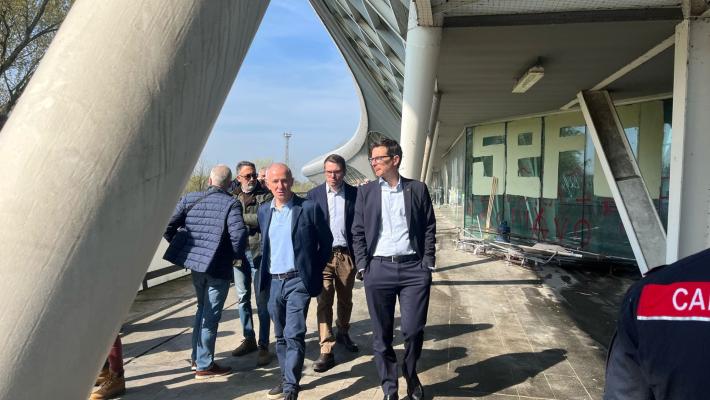 Il sindaco Guerra: "25 persone accompagnate fuori dal ponte, 22 hanno accettato le offerte di accoglienza" - Video 