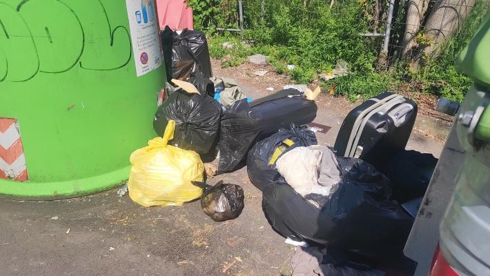 I rifiuti selvaggi viaggiano con la valigia (in via Pasubio)