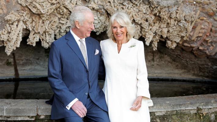 Carlo e Camilla festeggiano a Roma i 20 anni di nozze con un ritratto