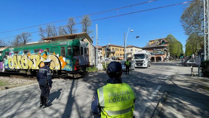 Tre auto incastrate nel passaggio a livello