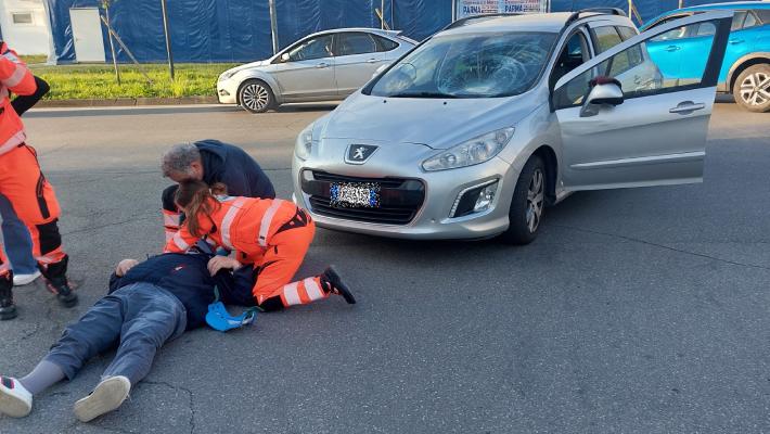 Ciclista investito da un'auto mentre attraversa la strada