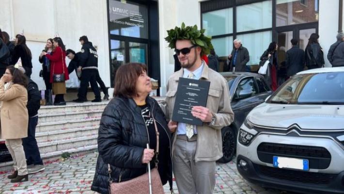Nicholas, ragazzo non vedente, si laurea e sogna di lavorare per l'accessibilità