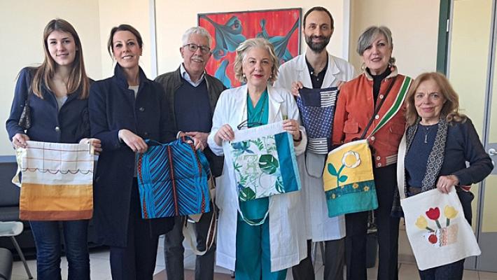 Un gesto di solidarietà per le donne operate al seno: il progetto “Ti porto con me”