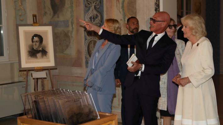 Il prof Saglia guida per la regina Camilla: «Una persona curiosa e piena di domande»