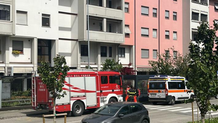 Monossido di carbonio in casa, allarme in via Picasso: arrivano l'ambulanza e i vigili del fuoco