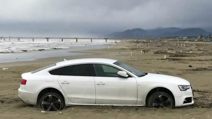 Dopo il Forte "rispondono" a Marina di Pietrasanta: ecco un'altra auto spiaggiata