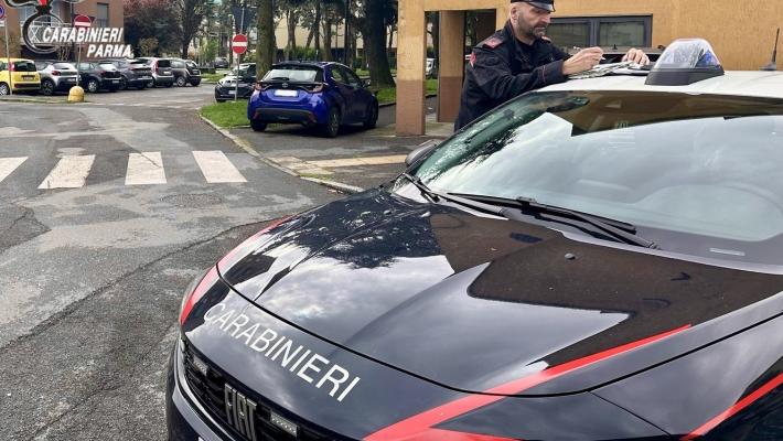 Pomeriggio di tensione in via Trieste: un uomo ubriaco danneggia un portone, lancia bottiglie alle auto e minaccia di uccidersi. Il 38enne è stato denunciato