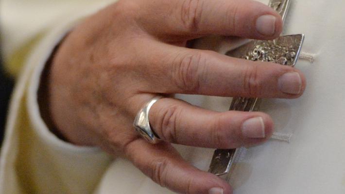 L'anello del Pescatore, fine e inizio del pontificato