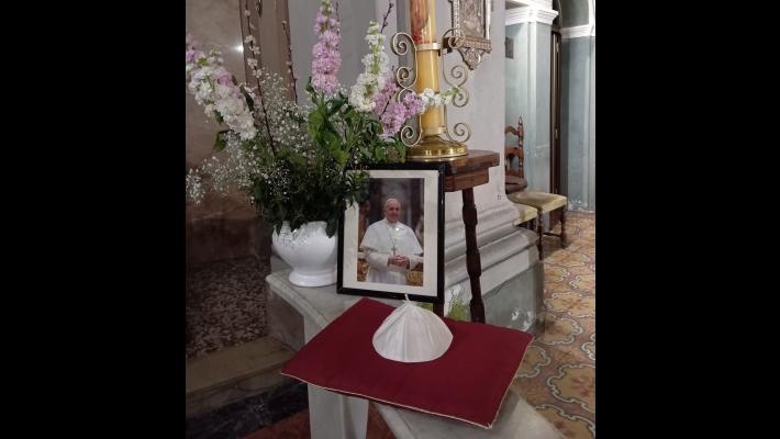 La papalina di Papa Francesco esposta a Vidalenzo
