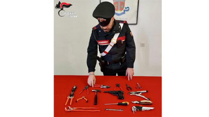 Parma: durante un controllo notturno è stato trovato a bordo di un’auto rubata con una pistola scacciacani e un kit di arnesi da scasso. 43enne italiano denunciato dai carabinieri