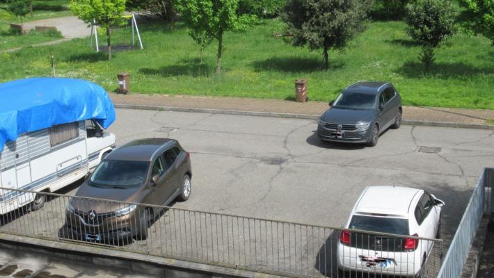 Parcheggio "gimcana" in via Guttuso: colpa del freno a mano dimenticato?