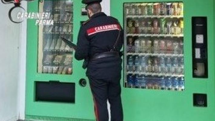 Parma: con una carta di credito appena rubata fa shopping al distributore automatico. Denunciato 21enne straniero