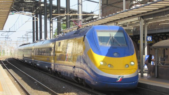 Quando in stazione sfreccia il&hellip; Frecciagialla: &egrave; un &laquo;laboratorio viaggiante&raquo;. E potrebbe sembrare il treno del Parma Calcio 1913
