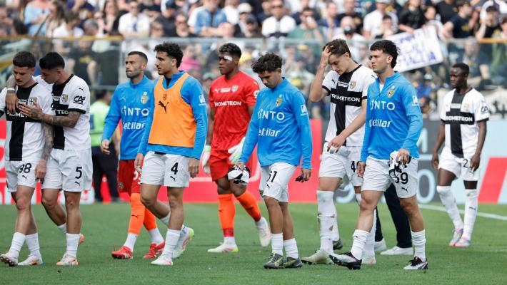 Parma beffato da un gol di Strefezza e da un finale pazzesco: il Como passa al Tardini 1-0. Chivu: "La squadra è viva" e (Man fischiato dal Tardini: "lo difenderò sempre alla morte. La squadra è con l