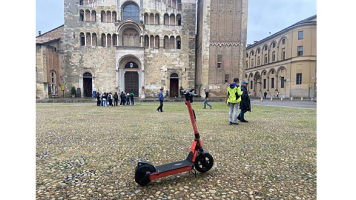 Questo monopattino è parcheggiato in mezzo a piazza duomo esattamente da 48 ore senza nessuno che lo rimuova 