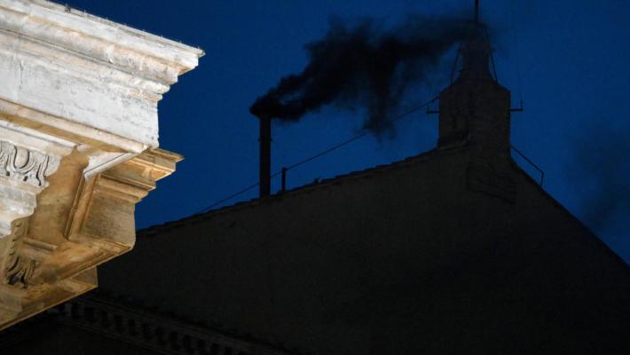 La prima fumata è nera. I 45mila fedeli iniziano a lasciare piazza San Pietro - I perché del ritardo