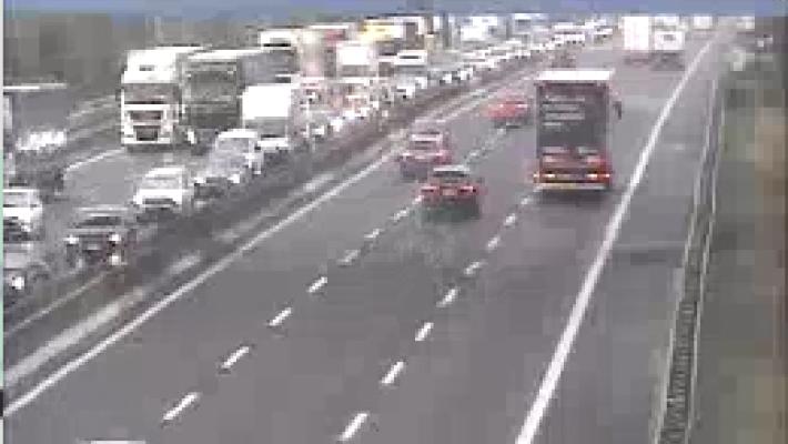 Furgone ribaltato all'altezza di Cortile San Martino: un ferito in A1. Code verso Milano fra Campegine e Parma 