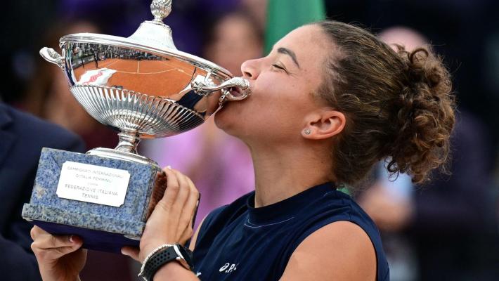 Spettacolare Jasmine: la Paolini spazza la Gauff 6-4, 6-2 e vince gli Internazionali d'Italia davanti al presidente Mattarella: "Grazie presidente. Ci vediamo domani per il doppio"