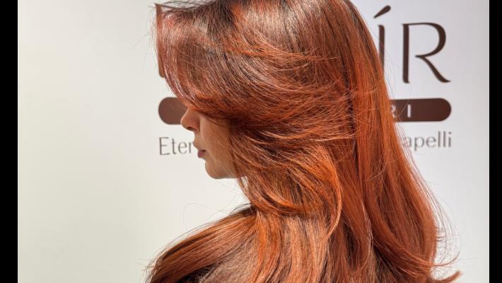 Colorare con consapevolezza: perché scelgo l’ammoniaca per restituire eterna giovinezza ai capelli