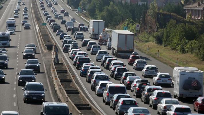 Scontro fra tir in A1 al bivio con A22, 9 chilometri di coda