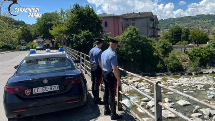 Borgo val di Taro: minaccia di gettarsi dal ponte sul fiume Tarodine. I carabinieri intervengono e la salvano