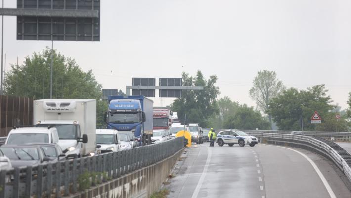 Furgone si ribalta in tangenziale nord: code e rallentamenti