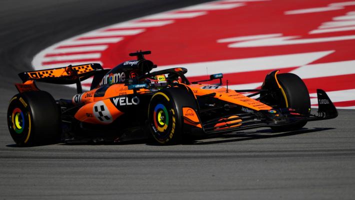 GP di Spagna, pole per Piastri, prima fila targata McLaren. Quinta e settima le Ferrari di Hamilton e Leclerc