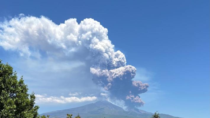  Crolla parte del cratere dell'Etna, nube eruttiva alta chilometri 