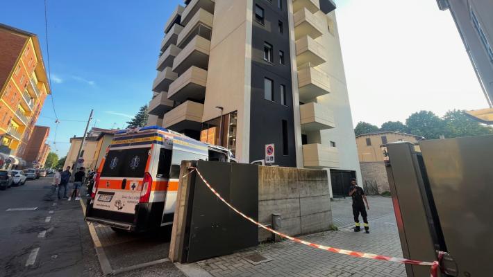Paura in via Rubini, incendio in un appartamento: evacuato il palazzo