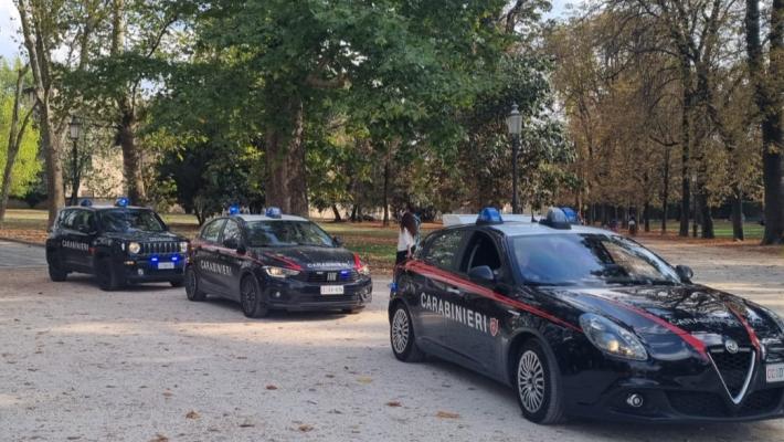 Infastidisce i passanti durante lo Street food, poi con un coltello ferisce un addetto alla sicurezza: arrestato 41enne