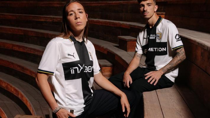 Ecco la maglia  "casalinga" del Parma della prossima stagione: torna il colletto - Videopresentazione: suggestioni al teatro Farnese