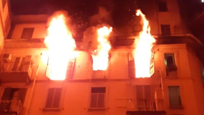 Incendio a Milano, una donna di 48 anni si lancia dal suo appartamento e muore. Sentito il convivente