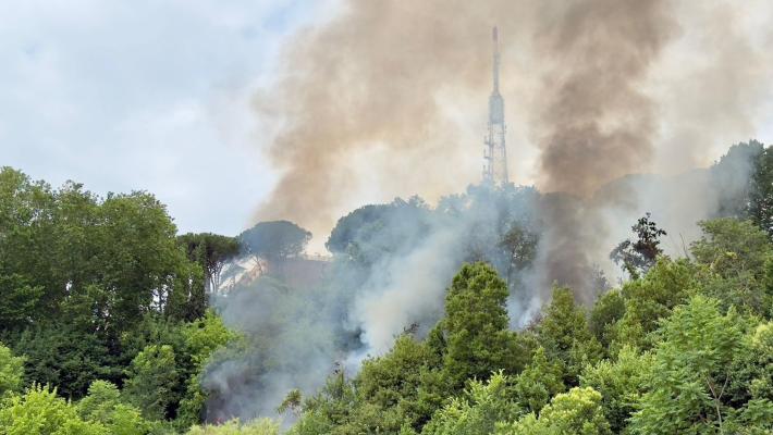 Roma, fiamme sulla collina di Monte Mario. Strade chiuse