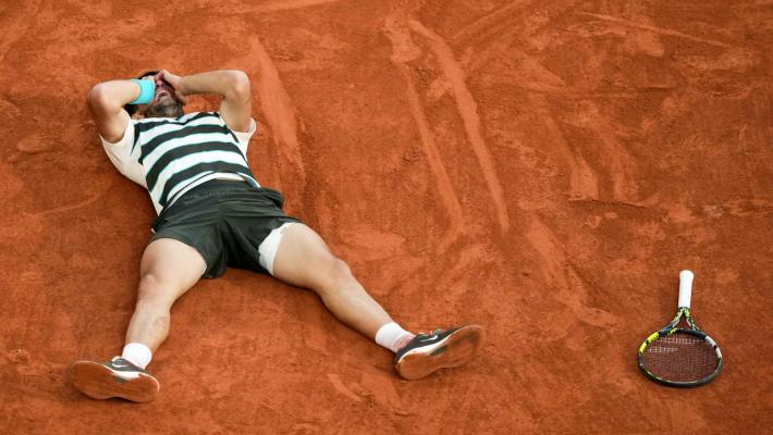Dopo 5 ore e mezza di gioco e tennis stellare, non basta un grande Sinner: Alcaraz incoronato re di Francia (4-6, 6-7, 6-4, 7-6, 7-6) dopo un'epica rimonta
