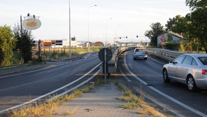 Viale Forlanini, frontale tra due auto all'incrocio con l'Asolana