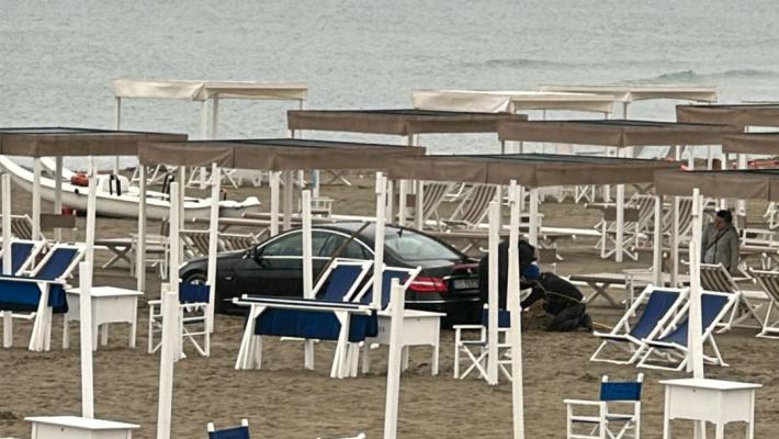 "Colpa del navigatore": un'altra auto si insabbia tra gli ombrelloni a Forte dei Marmi