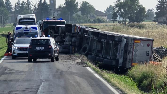 Incidente a Diolo, camion si ribalta e finisce fuori strada: conducente trasportato al Maggiore