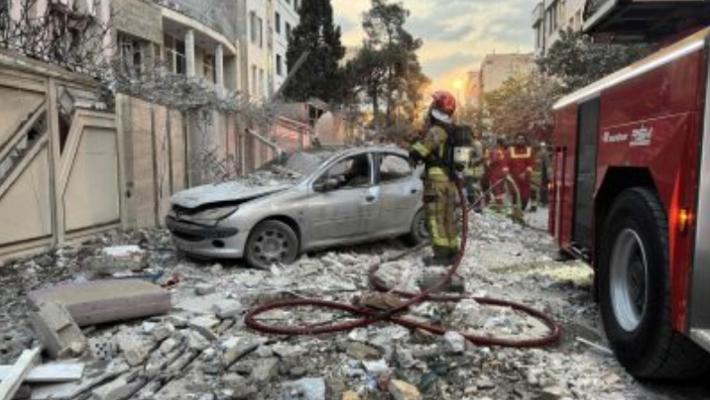 Israele attacca l’Iran, colpiti siti nucleari e militari: «Uccisi il capo di Stato maggiore e la guida dei Pasdaran». Teheran risponde con 100 droni