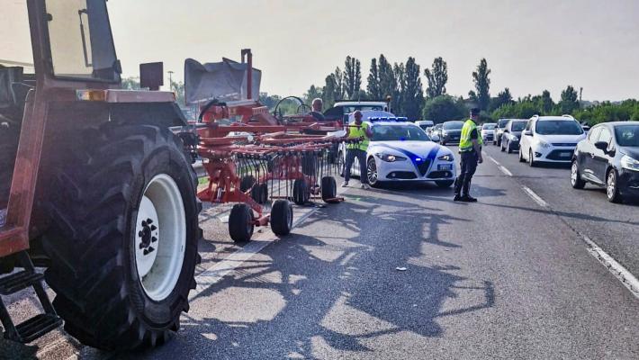Buca e viene travolto: grave 60enne