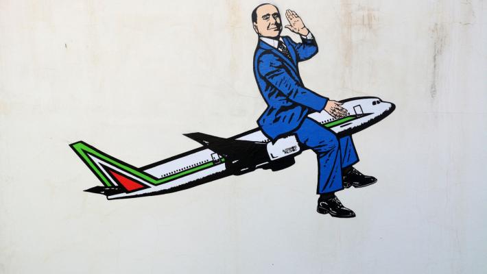 Rimosso a Malpensa il murale dedicato a Silvio Berlusconi