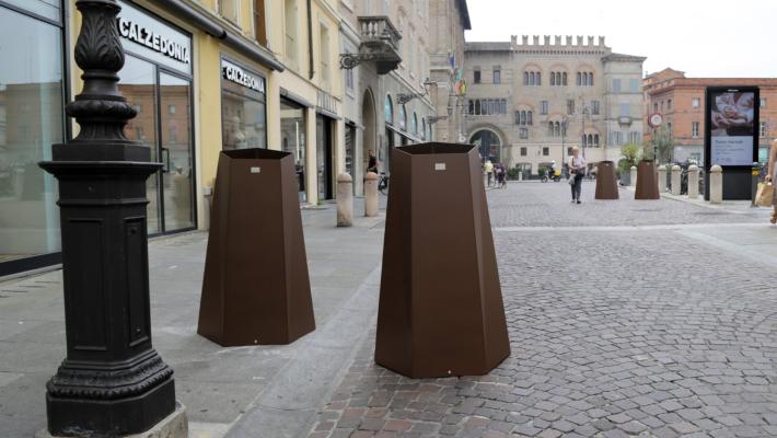 Installate le nuove fioriere  in via Cavour