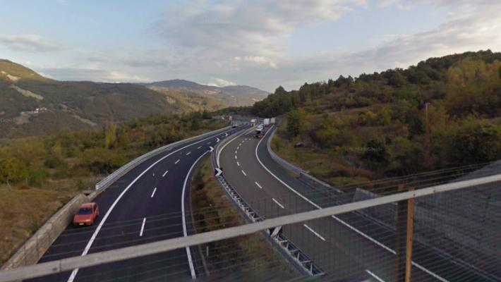 Camion finisce fuori strada sull'Autocisa a Ghiare (verso Parma): il carico perso ha invaso l'altra corsia